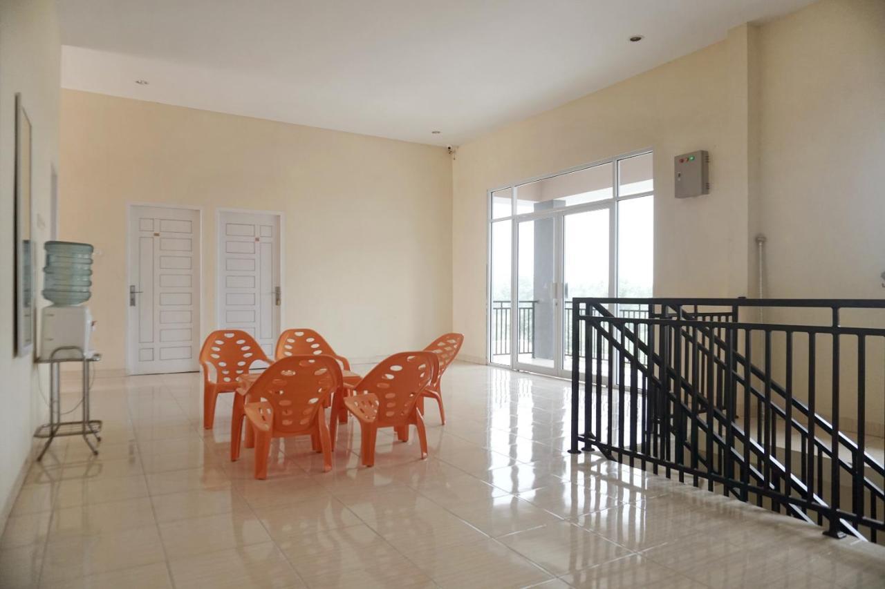 OYO 1394 Rumaisa Homestay Syariah Pekanbaru Luaran gambar