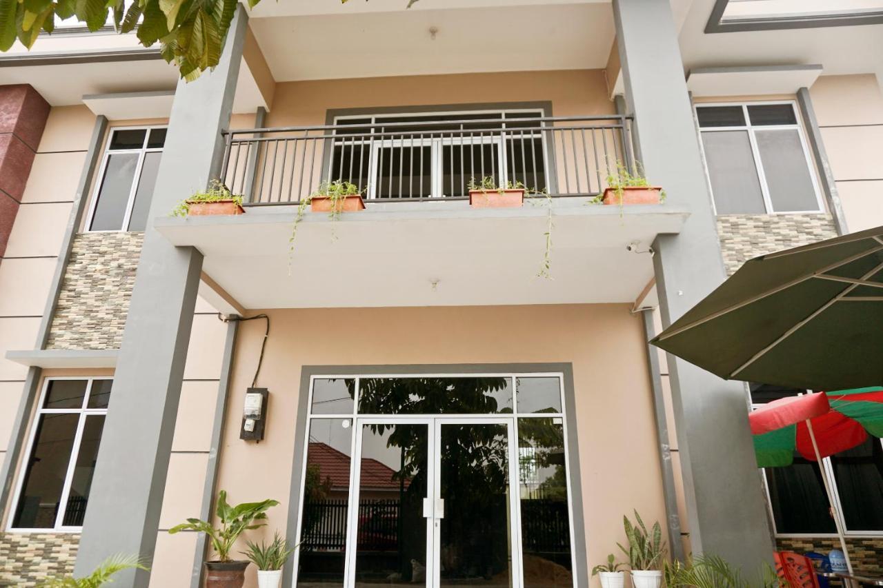 OYO 1394 Rumaisa Homestay Syariah Pekanbaru Luaran gambar